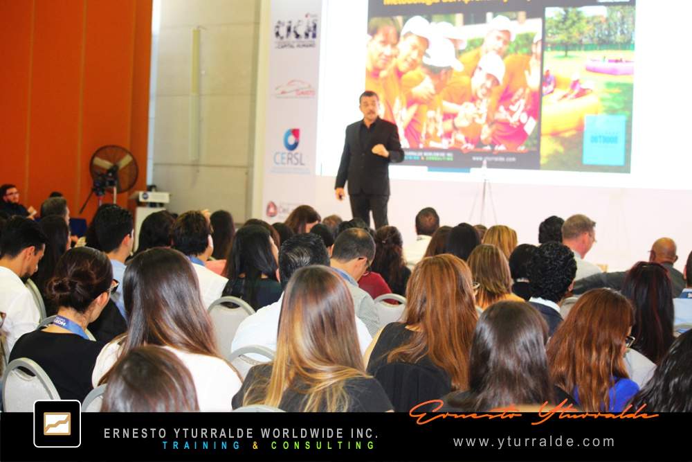 Ernesto Yturralde en charla motivacional corporativa generando conexión, energía y reflexión en eventos empresariales